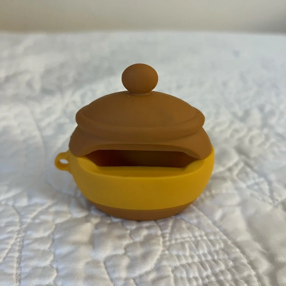Winnie the Poo inspired Apple Airpod Pros case. (Airpods not included)